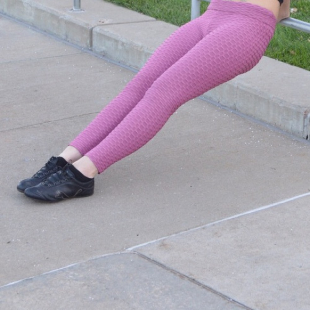 Yoga pants scrunch butt